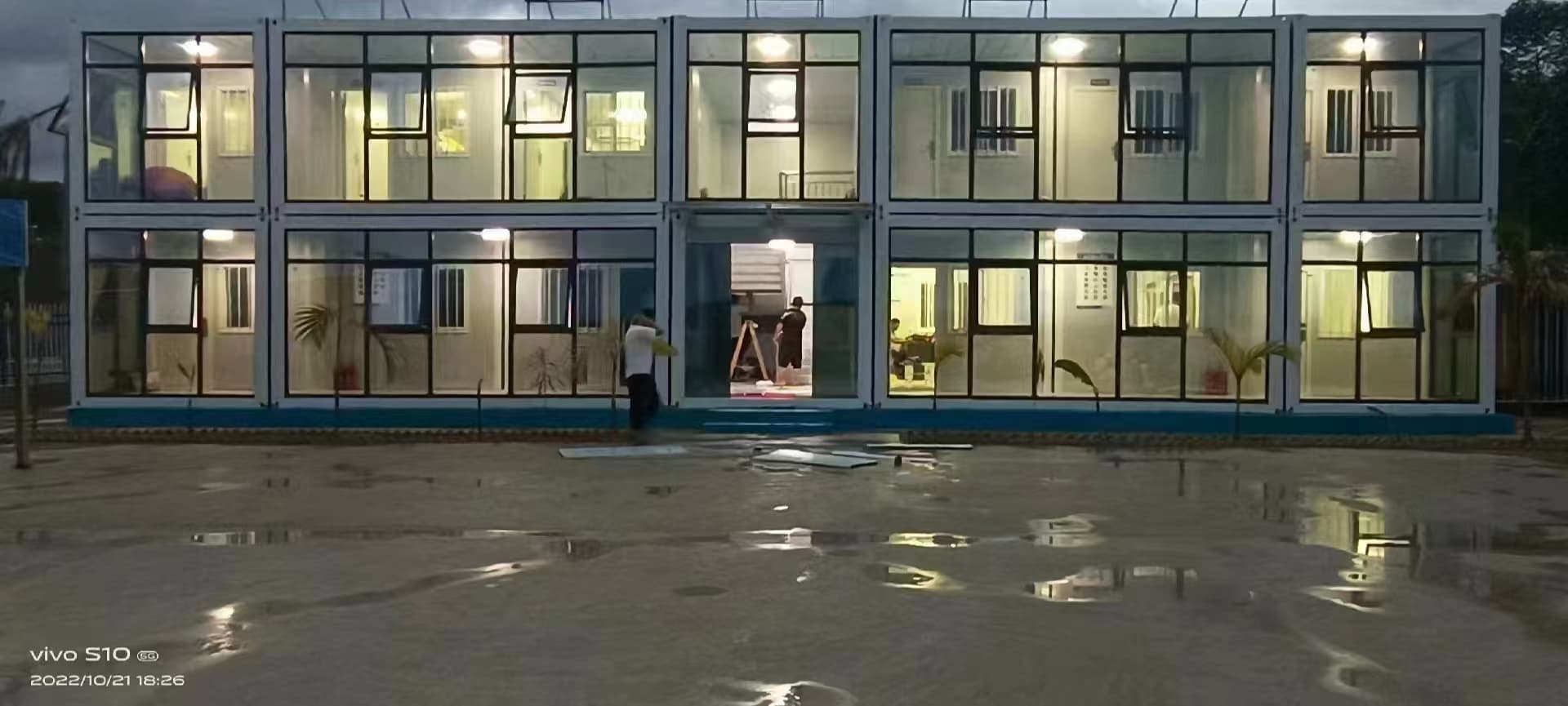 夜间点亮后的办公展示面